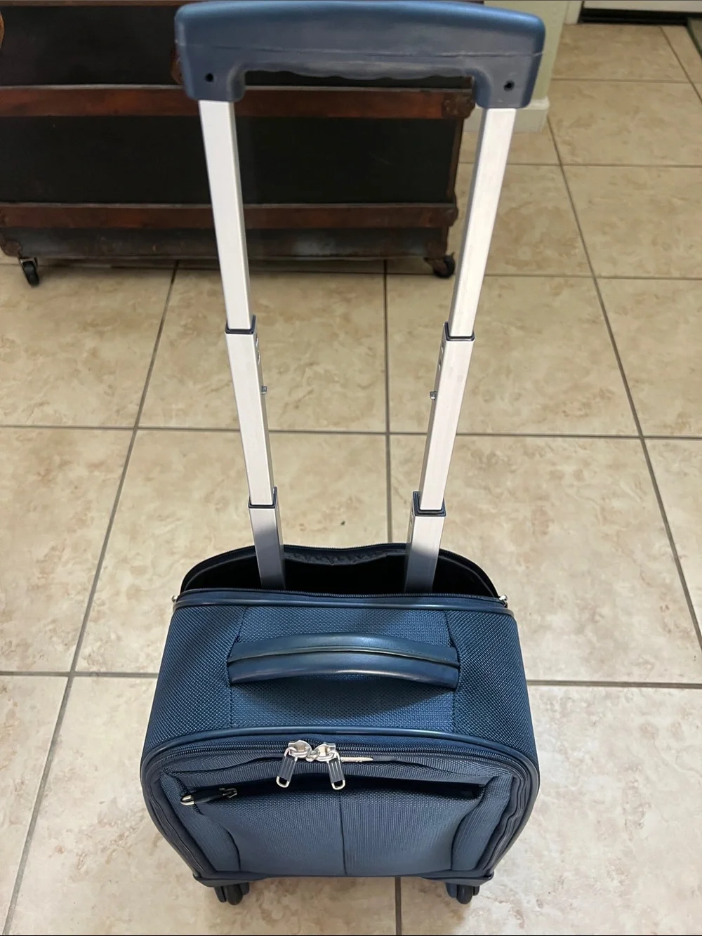 Samsonite 1910 Dark Blue Upright Spinner Carry-On Pre-owned. Very good condition